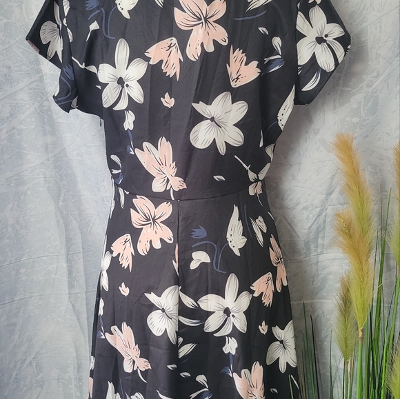 Lady's about the knee dress...id#016 - Picture 6 of 10